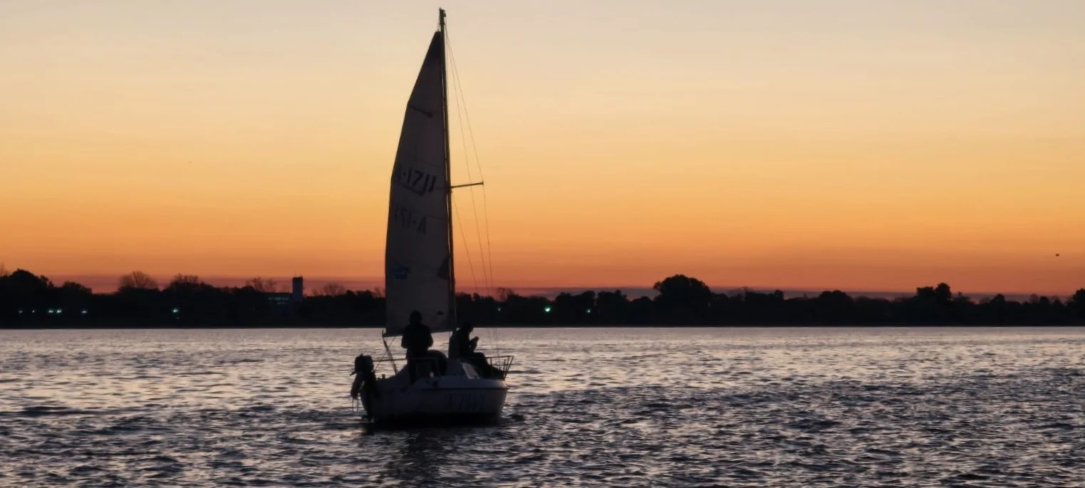 Velero navegando al atardecer en el Río de la Plata